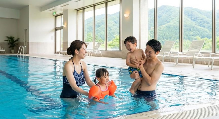 子連れは移動が楽な駅近やプール重視