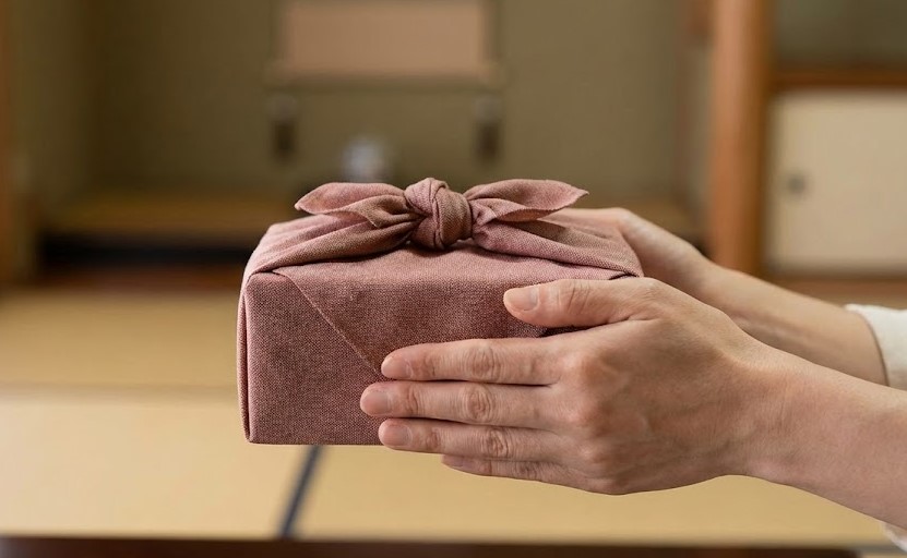 品物を手渡す際の正しい向きと作法